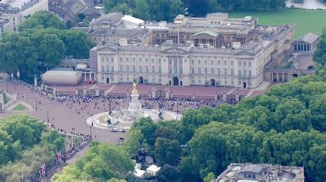 Views Of The Crowd Outside Buckingham Palace Abc News