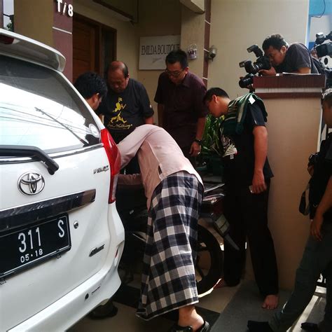 Di video ini, kami menyajikan kepada anda 44 desain garasi mobil minimalis di depan rumah yang cerdas dan inspirasi desain carport modern ukuran kecil dan. Foto Mobil Terparkir Di Depan Rumah | Otto Modifikasi