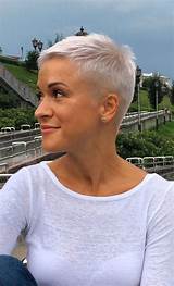 To illustrate, scroll down below as we illustrate our favorite trendy short hairstyles for over 50. Love this the most | Short grey hair, Short hair styles ...