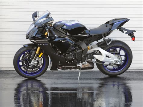 Zack installs a full six carbon fiber belly pan onto our 2018 yamaha r1m. 2020 Yamaha YZF-R1M Review MC Commute | Motorcycle News