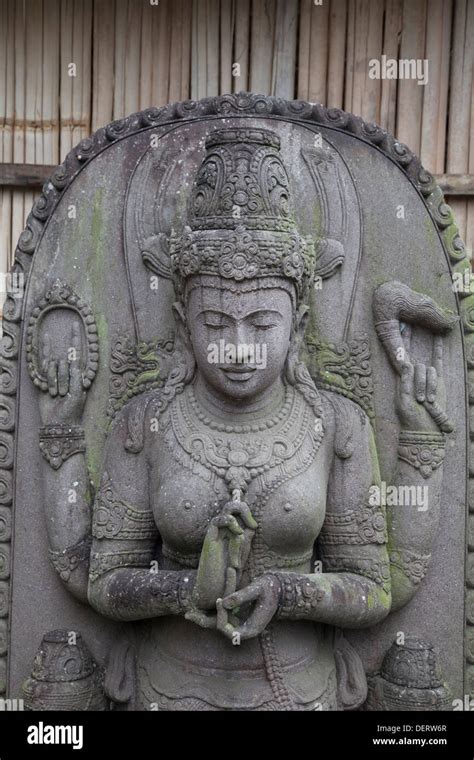 La Estatua De Piedra De Indonesia Par Mujer Dios Dioses Deidades