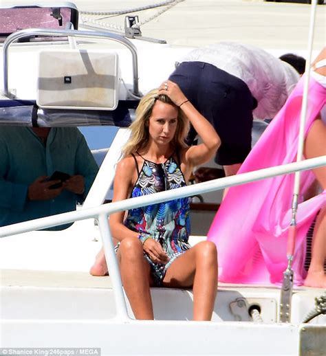 Lady Victoria Hervey Enjoys A Boat Ride With Calum Best Daily Mail Online