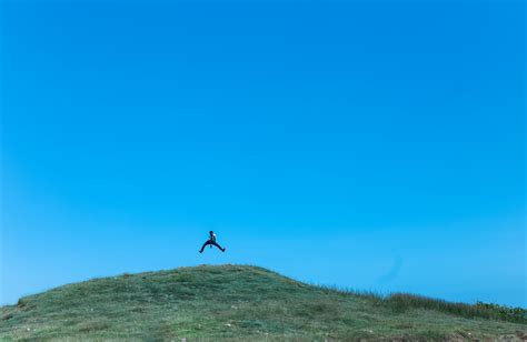 無料画像 おとこ 山 草原 丘 冒険 男性 ジャンプする 緑 エクストリームスポーツ 地形 リッジ 青空