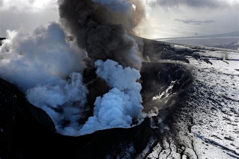 Heißes Magma Und Viel Asche Der Eyjafjallajökull Spuckt Weiter N Tvde