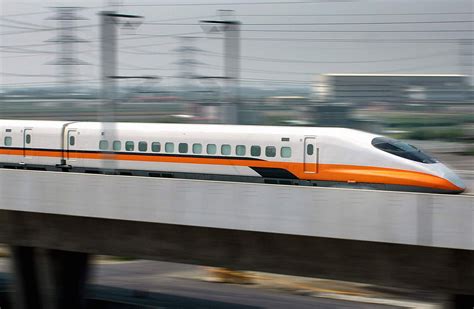 訂房 網路投保旅行平安險 台灣高鐵車票 歐洲飛機鐵路套票 機場接駁巴士服務 長榮假期. 台灣高鐵列車時速300公里 今天達陣 | 大紀元