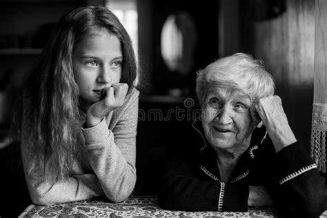 Abuela Que Habla Con Su Nieta Foto De Archivo Imagen De Hija Abuela