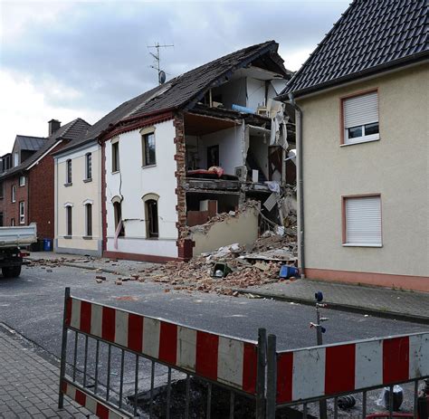 Quartu, die explosion im haus, die möglicherweise durch einen rohrbruch verursacht wurde. Oberhausen: Haus wird durch Explosion zerstört - Bilder ...