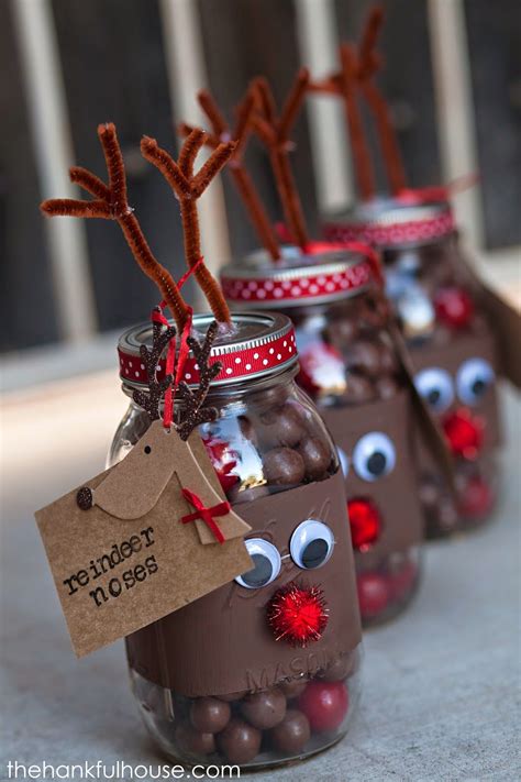 Well, most people don't make their own gifts for the holidays anymore, but don't let that stop you! The 25+ best Christmas Crafts ideas on Pinterest
