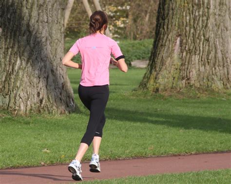 File:Running woman.jpg - Wikimedia Commons