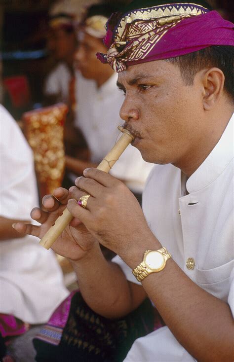 A Balinese Musician Plays A Flute Ubud Bild Kaufen 70200092