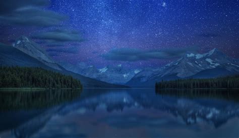 This Gorgeous National Park In Canada Is Hosting A Dark