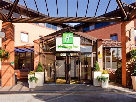 Typically, the hotels are built from corporate architectural stereotypes with each hotel consisting of 60 to 80 rooms and a mix of suites. Warwickshire Hotel: Holiday Inn Leamington Spa - Warwick
