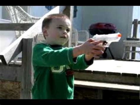 Ordena los juegos de pistola por mas jugados o mas nuevos. NIÑO MATA ASU AMIGO JUGANDO A LAS PISTOLAS - YouTube