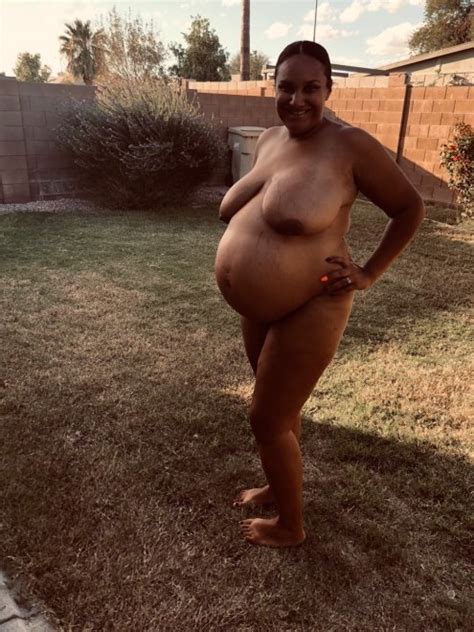 Beautiful Pregnant Woman Going Nude In Her Backyard Foto Porn