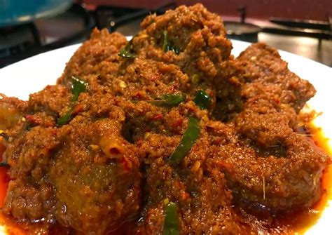 Walaupun kontroversi terbaru terkait rendang mempertanyakan bagaimana rendang seharusnya dimasak, makanan yang paling disukai ini tetap menjadi harta yang paling berharga di wilayah. Resep: Rendang Daging - Destiny Food