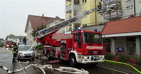 Fotoelektrische rauchmelder haben im durchschnitt einen raucherfassungsbereich von 20 bis 40 m², was in den meisten fällen einer abdeckung von einem raum. F2 - Ausgelöster Rauchmelder in Wohnung, Rauch kommt aus ...