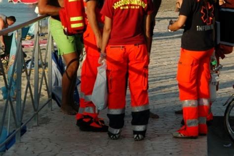 Un ragazzo di 23 anni è morto questa mattina a lierna sul lago di como in un incidente sul quale stanno indagando ora i carabinieri. Malore dopo il tuffo, morto un ragazzo di 24 anni - Latina24ore.it