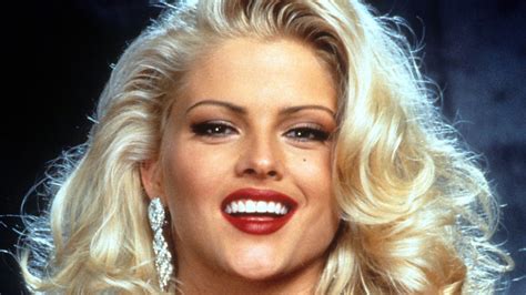 10 Revelations From Anna Nicole Smiths Documentary You Dont Know Me