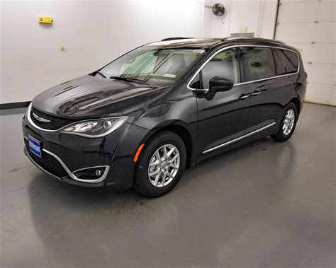 New 2020 Chrysler Pacifica Touring L With Navigation