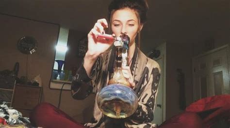 Stoner Chicks ™ On Twitter Chicks Who Can Rip A Bong
