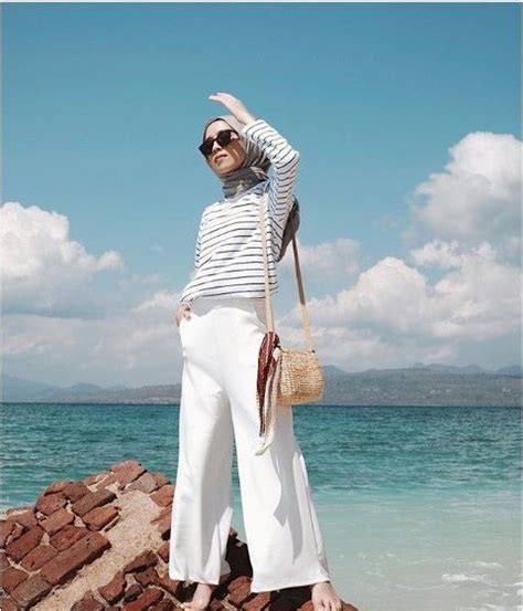 Liburan ke pantai tidak selalu identik dengan celana pendek. Tips Memilih Outfit untuk ke Pantai Khusus Hijabers ...