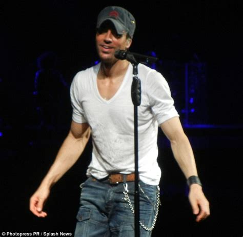 Enrique Iglesias Puts On Energetic Performance As He Kicks Off His Sex