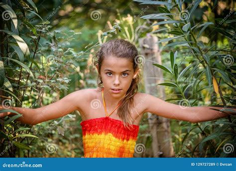 一少女的画象灌木的 库存图片 图片 包括有 眼睛 无罪 设计 图象 绿色 童年 纵向 灌木