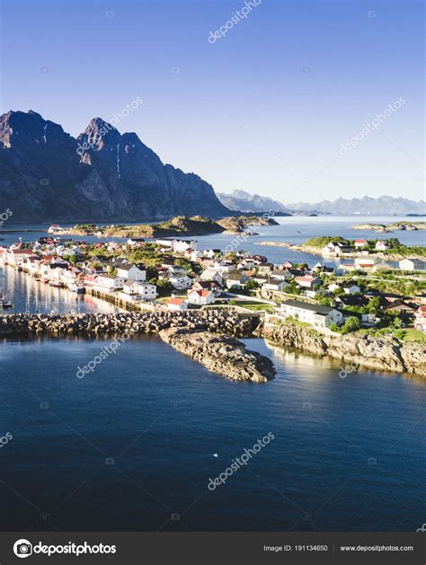 Henningsvær er et av de mest populære reisemålene i lofoten. Henningsvaer köyü. Havadan görünümü. Norveç. — Stok Foto ...