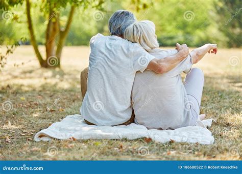 coppia di anziani in estate fotografia stock immagine di dietro pensionato 186680522