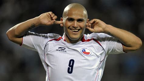 Volver a la noticia chupete suazo vuelve al fútbol profesional. ¡Parecen clones! 'Chupete' Suazo y su familia causan furor ...