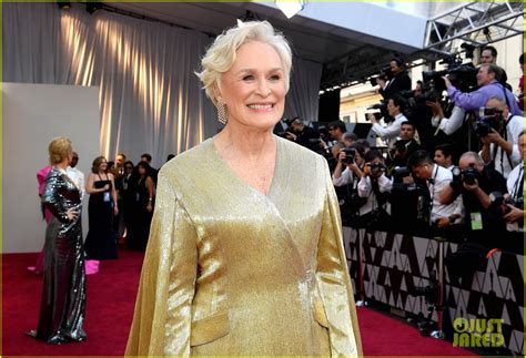 Glenn Close Wears A Gold Cape On Oscars 2019 Red Carpet