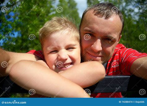 Padre E Hijo Que Toman Un Selfie Foto De Archivo Imagen De Adulto