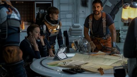 [watch] lost in space season 2 trailer more danger for robinsons on netflix