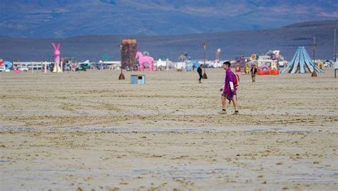 Some Of The People Stranded At Burning Man Are Walking Out Of The Site Sheriff S Office Says