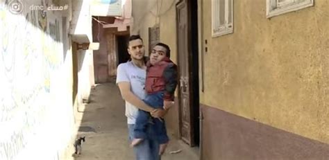 ألوان الوطن بالفيديو روح واحدة في جسدين شاب يحمل صديقه المعاق
