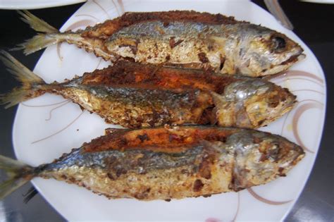 Ikan kembung masak sambal senduk cili kisar homemade • gula nisan • kiub pati ikan bilis • asam jawa (sebesar ibu jari) • air • garam • biji bawang besar (dihiris) 10 minit my story: resepi ikan kembung sumbat sambal belacan