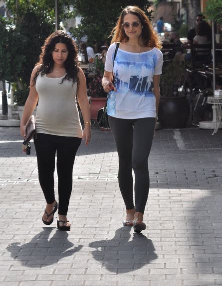 הזמנה בסגנון פוסטר של סרט קולנוע, הזמנה שהיא לוח שעם עם פתקים וחפצים. מרינה מקסימיליאן בלומין בגזרה שווה | פפראצי