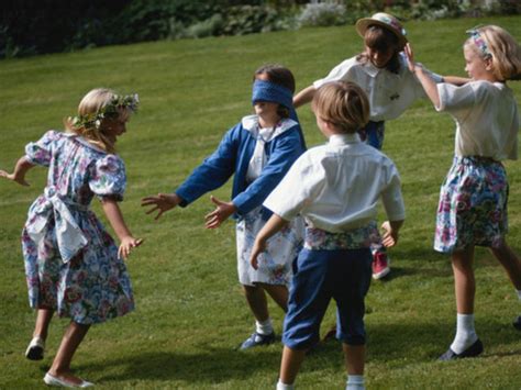 Una aguja y un dedal, da tres vueltas y lo encontrarás!, 1, 2, 3 y al revés. 10 juegos de toda la vida para jugar al aire libre y ...