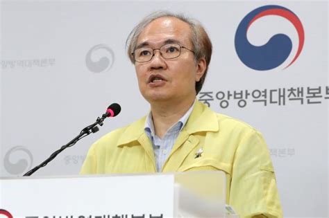 대전에서 3명의 추가 확진자가 나옴에 따라 허태정 대전시장은 최근 확진자 발생 추세를 보면, 국외유입에 따른 감염 확산이 우려되는 상황이며 이에 따라 대전시는 중앙재해대책본부와 협력하여 외국에서 귀국하는 대전시민의 수송 및 격리 등 국외유입에 의한 코로나19 지역 확산을 막기 위한. 방역당국 "코로나19 확산세 꺾였지만 대구·경북 때보다 어려운 ...