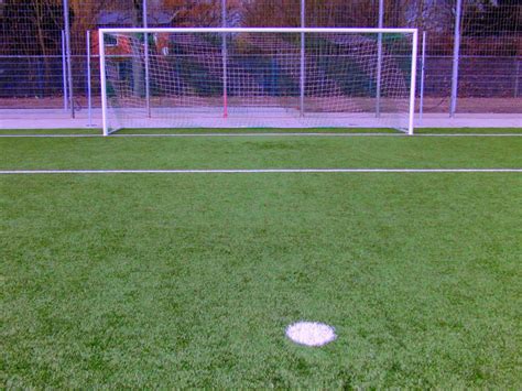 Unscharfe beine der fußballspieler im hintergrund. Den perfekten Fußballplatz bauen, egal ob für Familie oder ...