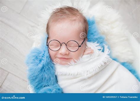 Niño Con Gafas Niño Recién Nacido En Un Capullo En Un Cuenco Blanco En