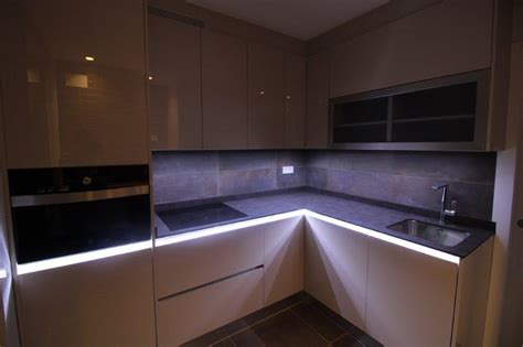 ¿quieres uno que apenas consuma, con tono e intensidad de luz regulables y con altavoz bluetooth. Tiras de led para tu cocina, ¡todo un acierto! - Reformas ...