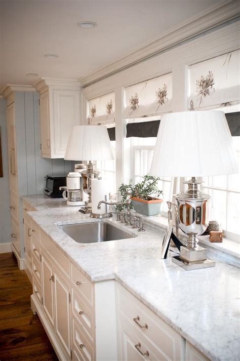 You might to use this idea if you think it will be fit for your kitchen. 12 White Kitchen Ideas with Cabinets and Islands | Founterior