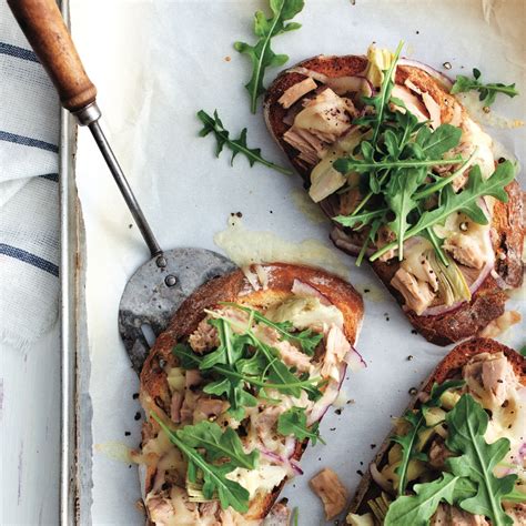 Spread pesto evenly over one side of each bread slice. Italian tuna melt - Chatelaine