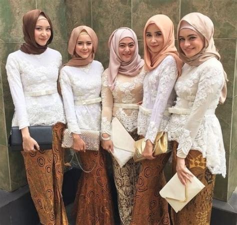 Eh, tapi kok jadi penasaran ya gimana bentuknya tititnya pak ujang, pasti item banget, persis kayak warna kulitnya, terus pasti berurat gitu, rambutnya juga lebat. Padu Padan dan 5 Rekomendasi Model Atasan Kebaya Brokat ...