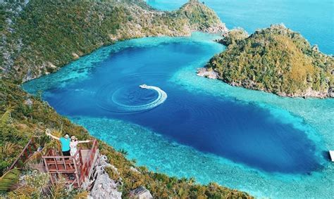 Pesona Love Lagoon Di Raja Ampat Telaga Biru Berbentuk Hati Okezone Travel