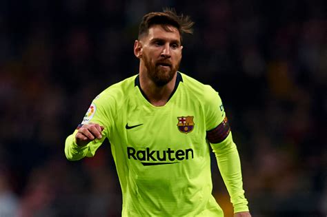A boy who became a star. FC Barcelona: Lionel Messi verspricht: Barça wird sich ...