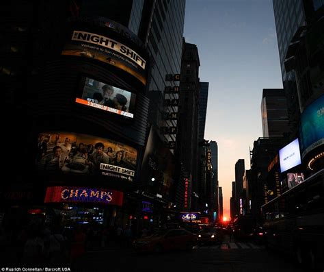 Stunning Manhattanhenge Sunset Thrills New Yorkers Sunset Thrill