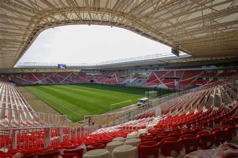 A stadion karakterét a lelátó aljára, és nagy kiülésű tető alsó síkjára rögzített, terpesztett fémlemez burkolat adja. LAOLA1.at - Community • Thema anzeigen - Stadien-Thread