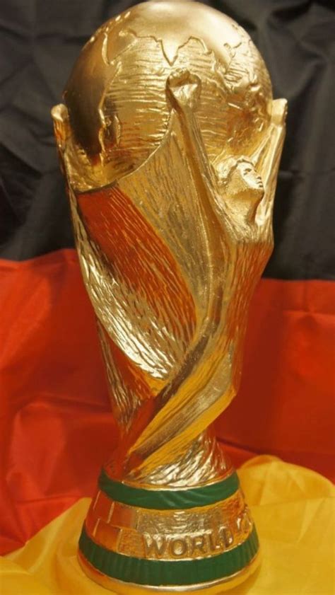 Deutschland schlägt im finale in rio de janeiro argentinien, ergebnis 1:0 (0:0, 1:0 nach verlängerung, siegtor mario götze). WM Pokal World Cup Pokale Deutschland Weltmeister 2014 top ...